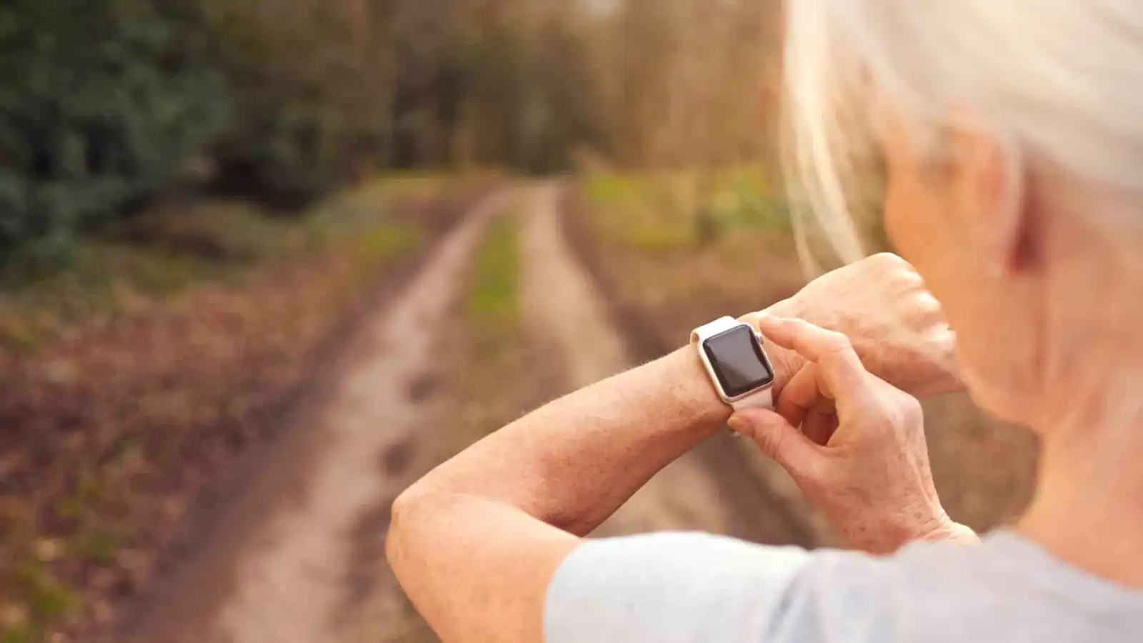 يسبب "الإحباط والحرج".. احذر من التعلق بساعتك الذكية