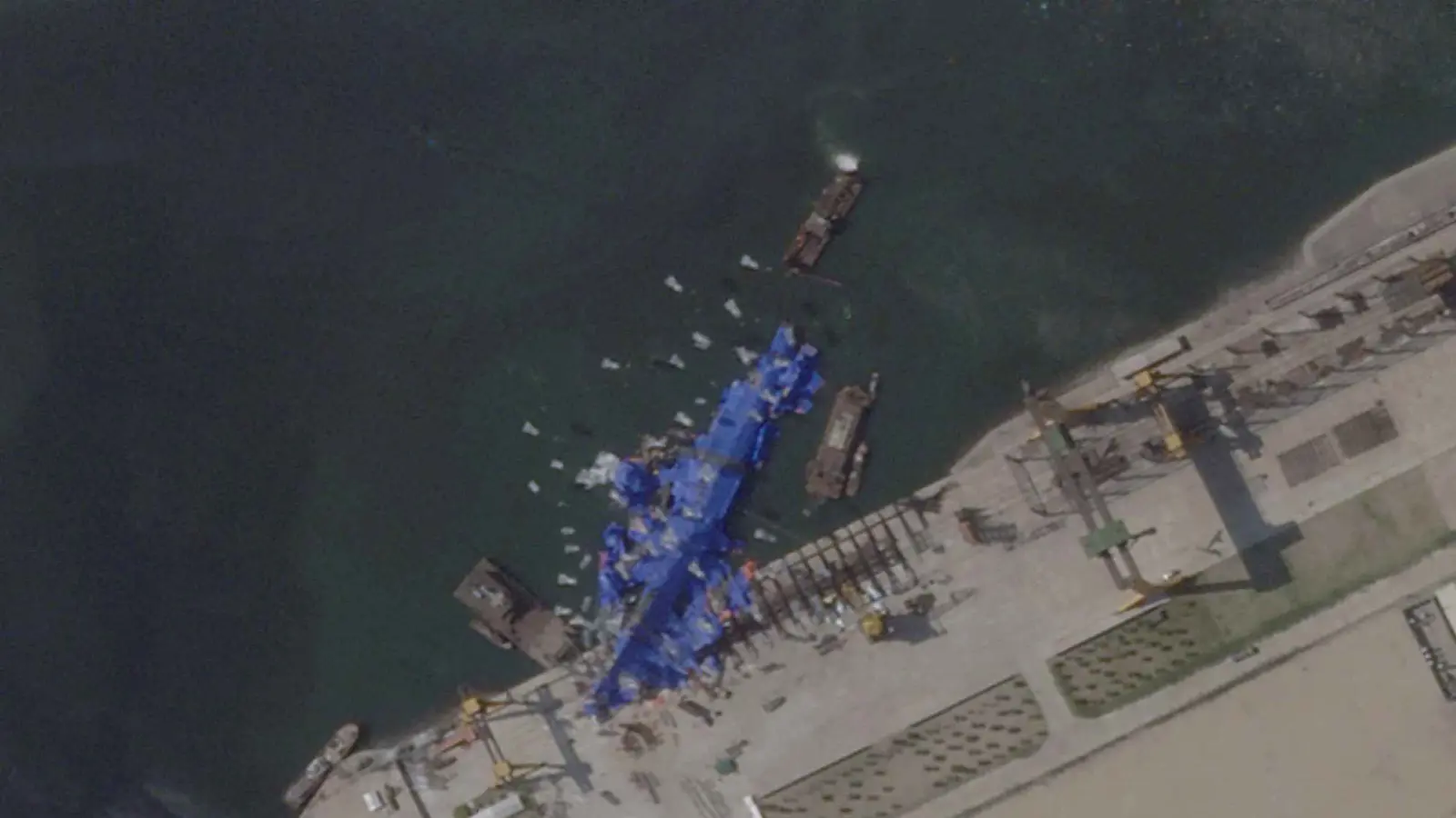 كوريا الشمالية ترفع مدمرة بحرية انقلبت الشهر الماضي