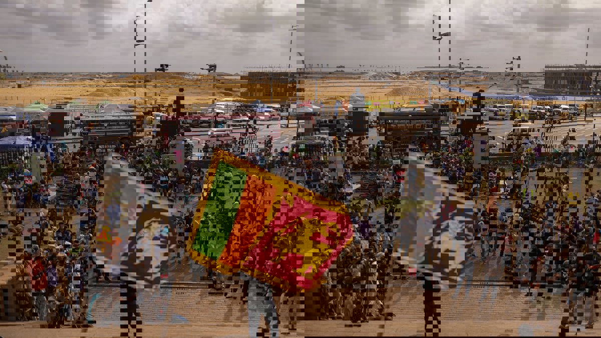 رئيس جديد للوزراء يؤدي اليمين في سريلانكا الغارقة في الأزمات