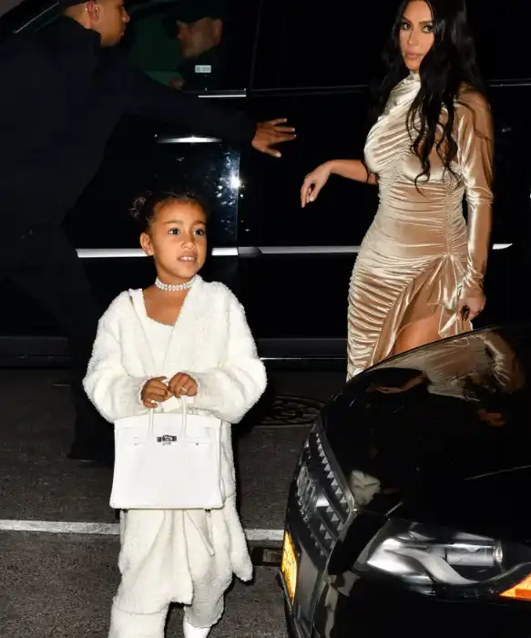 نورث تحمل حقيبة بيركن بيضاء- 2019