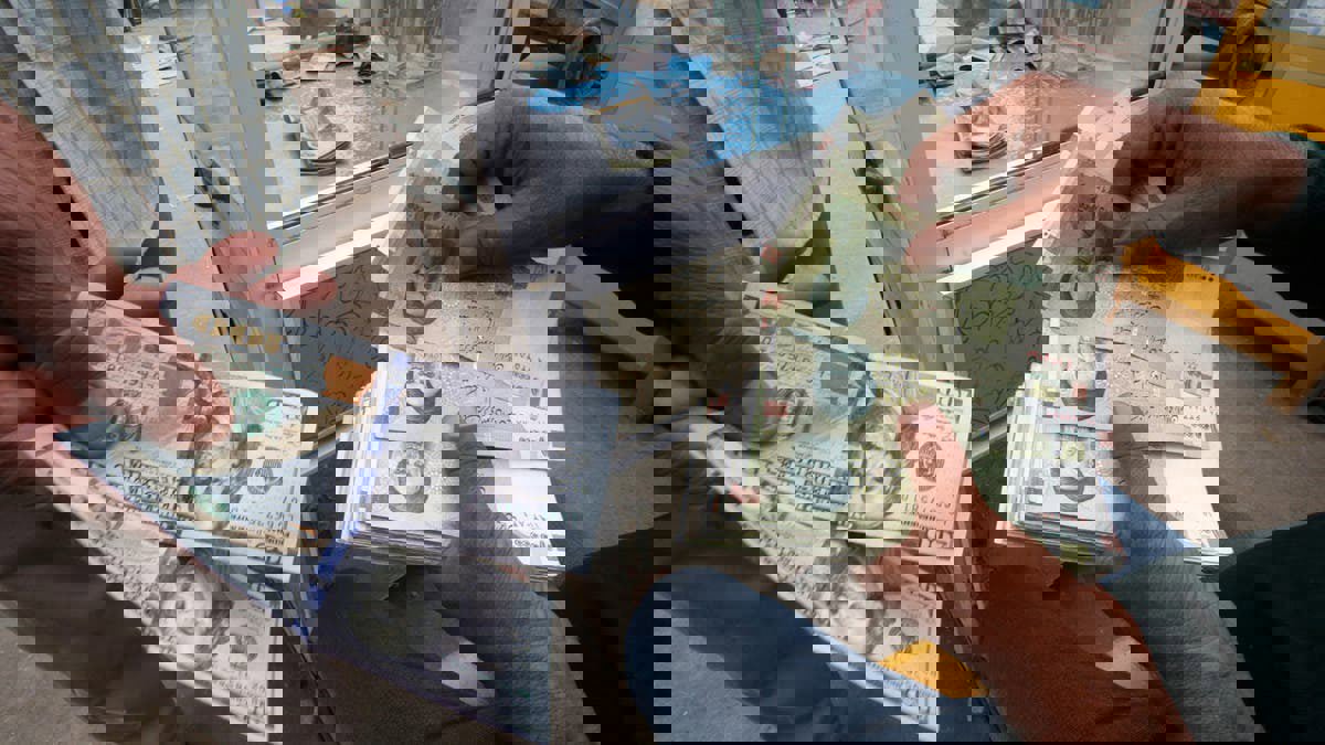 إيران: حمل وتخزين العملات الأجنبية دون فاتورة رسمية "تهريب"