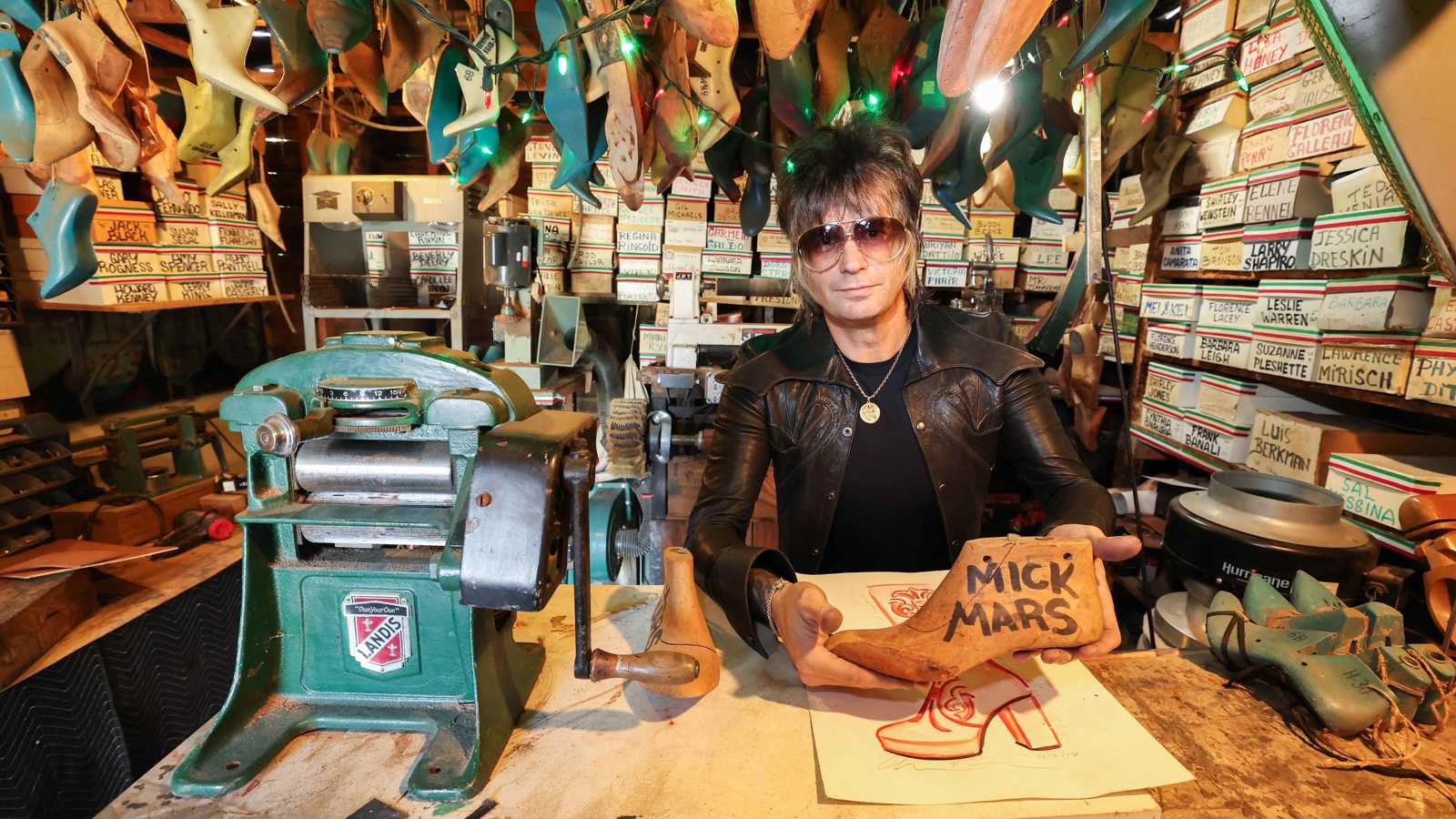 أحذية النجوم.. عندما يصبح الحذاء تحفة فنية في هوليوود (صور)