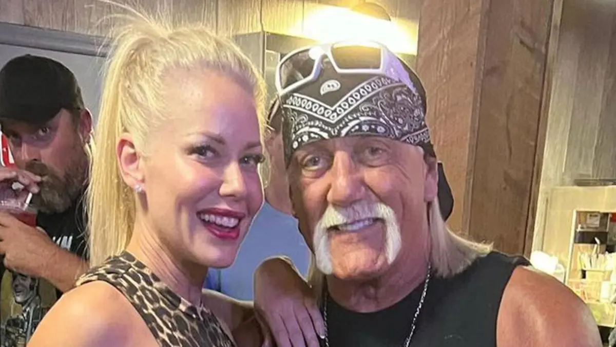 هالك هوغان يعلن خطبته للمرة الثالثة على مدربة يوغا