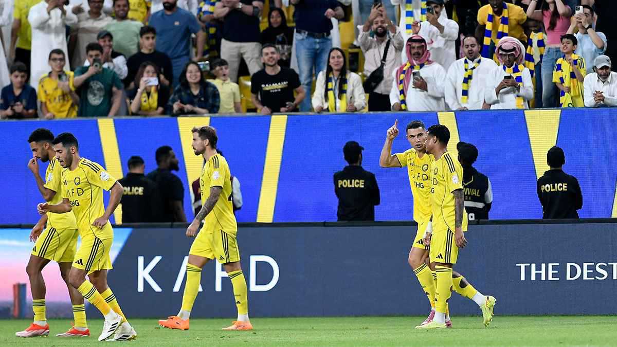 لقطة اليوم.. جواو فيليكس يضع العقال السعودي على رأس كريستيانو رونالدو (فيديو)