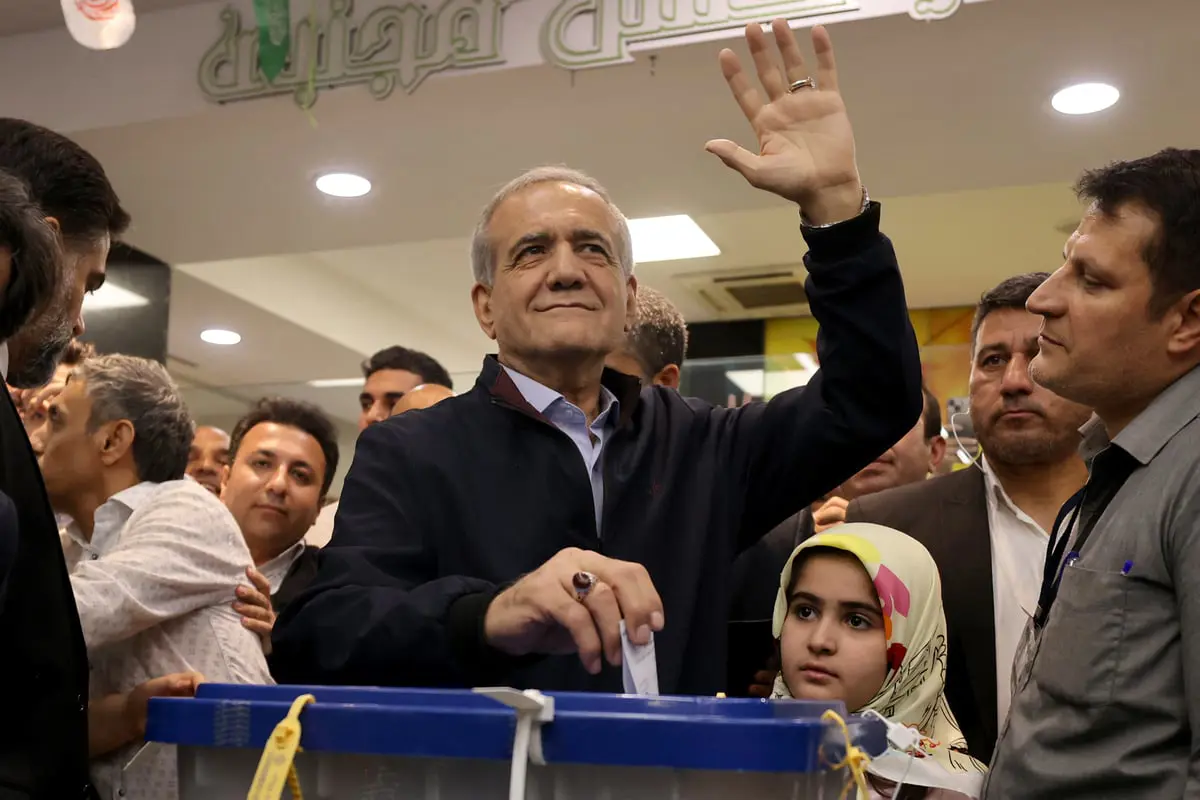 انتقد "شراء الأصوات".. بزشكيان: المشاركة بالانتخابات "صرخة للتغيير" 
