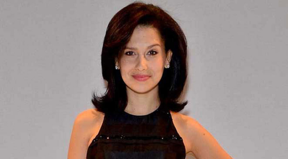 صورة.. هيلاريا بالدوين تمارس اليوغا في دورة المياه