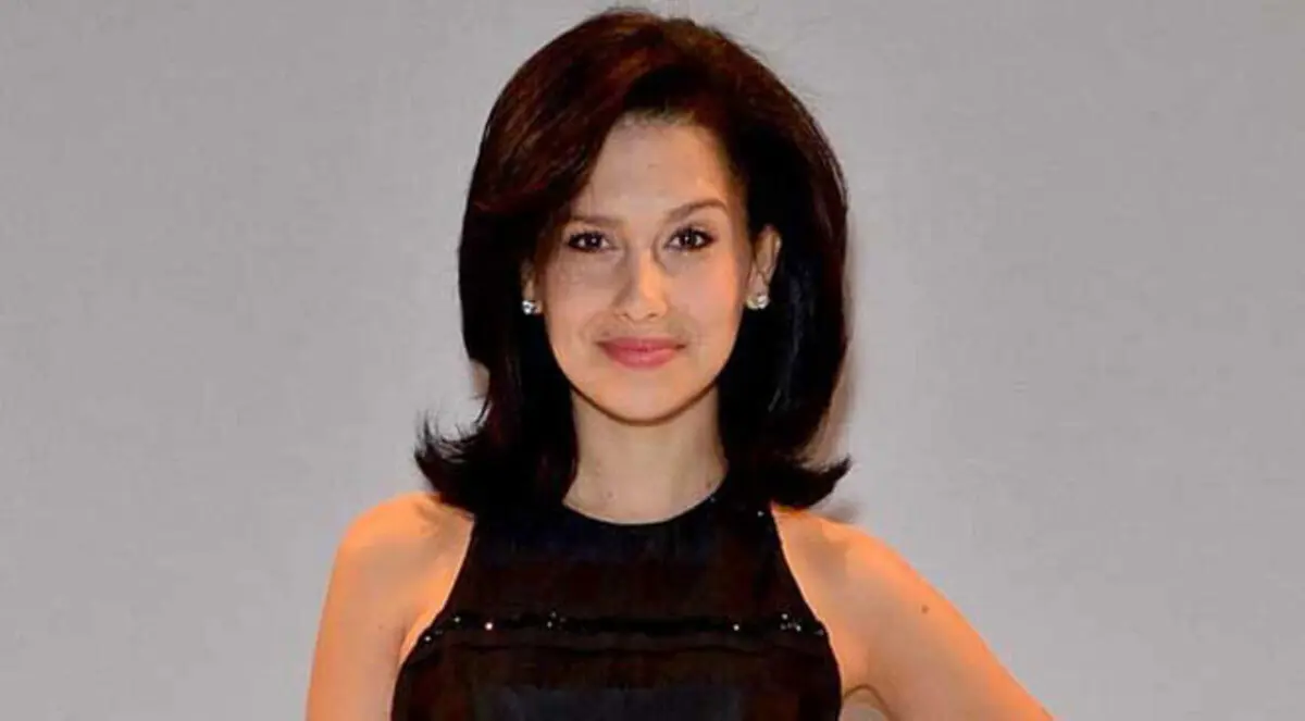 صورة.. هيلاريا بالدوين تمارس اليوغا في دورة المياه