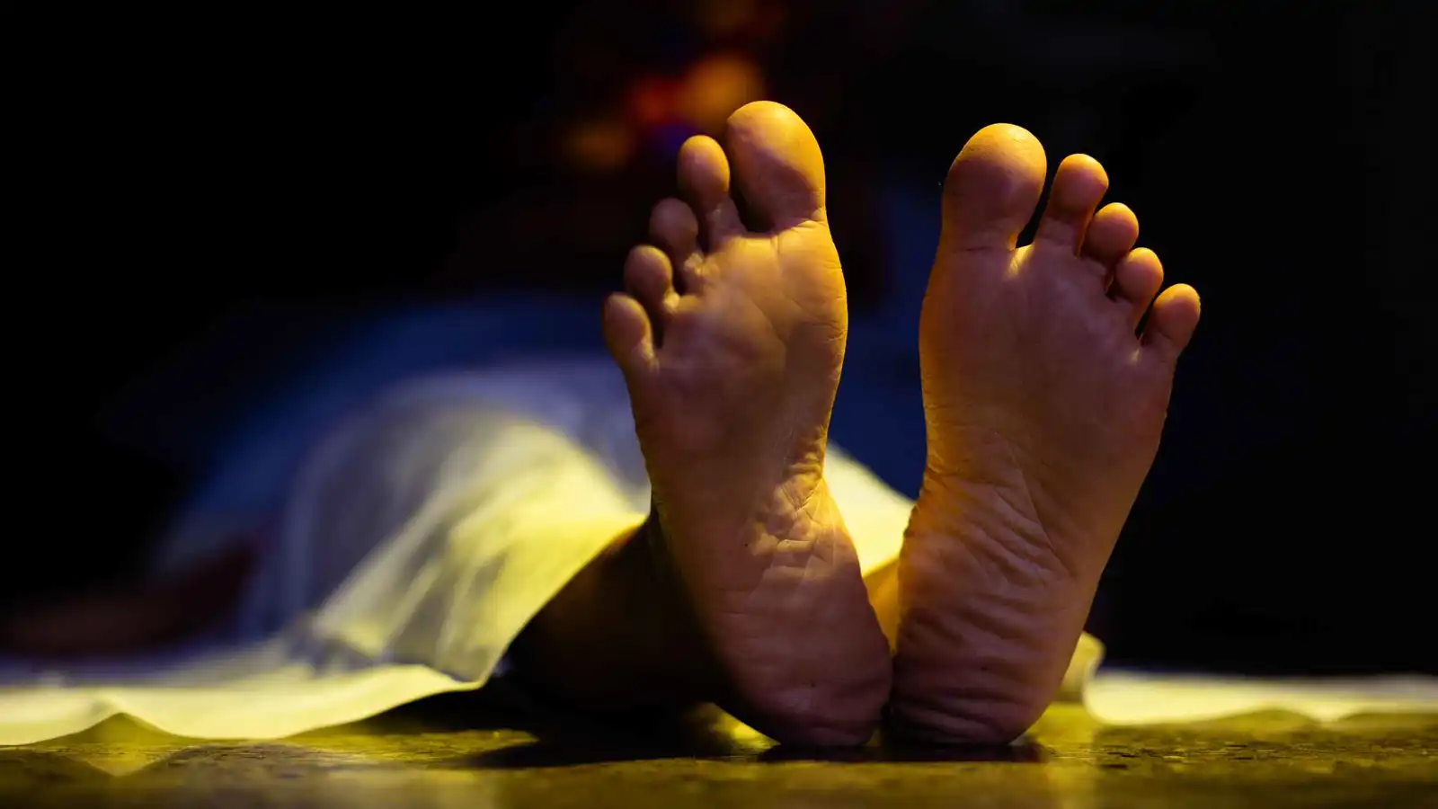 امرأة تعيش مع جثة زوجها لعجزها عن طلب المساعدة