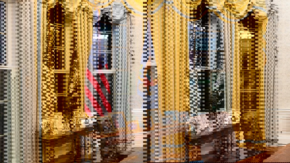 بايدن يستبدل تمثال ونستون تشرشل الخاص بترامب بآخر لـ"سيزار تشافيز" (صور)