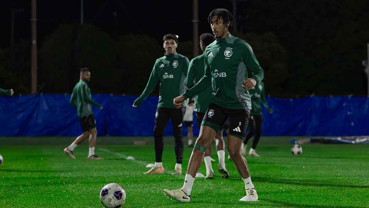 "شال ربع الهم".. تعليق لافت حول غياب نجم اليابان أمام السعودية (فيديو)