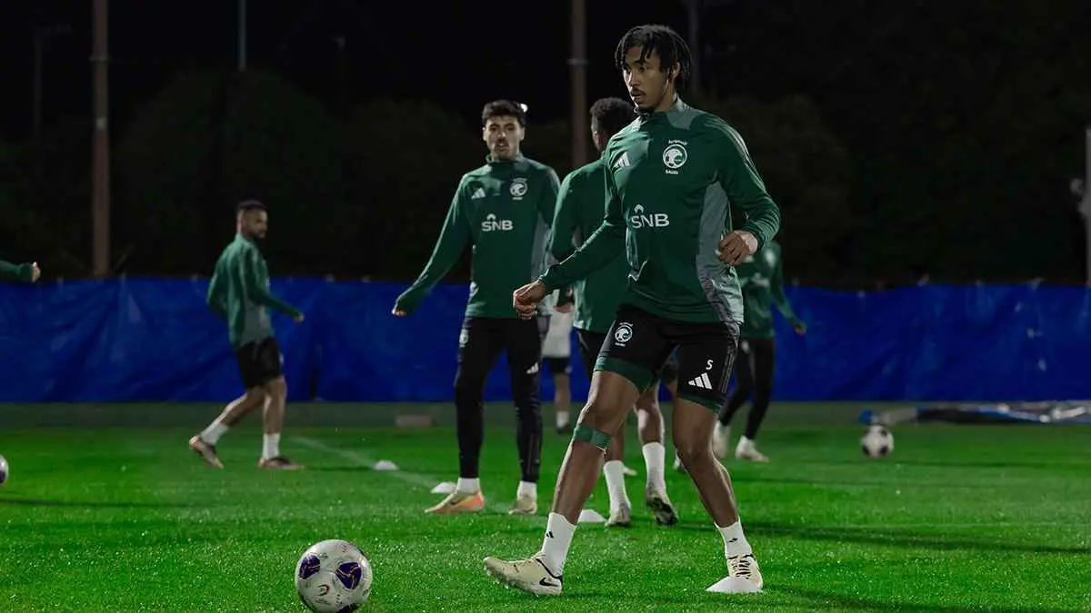 "شال ربع الهم".. تعليق لافت حول غياب نجم اليابان أمام السعودية (فيديو)