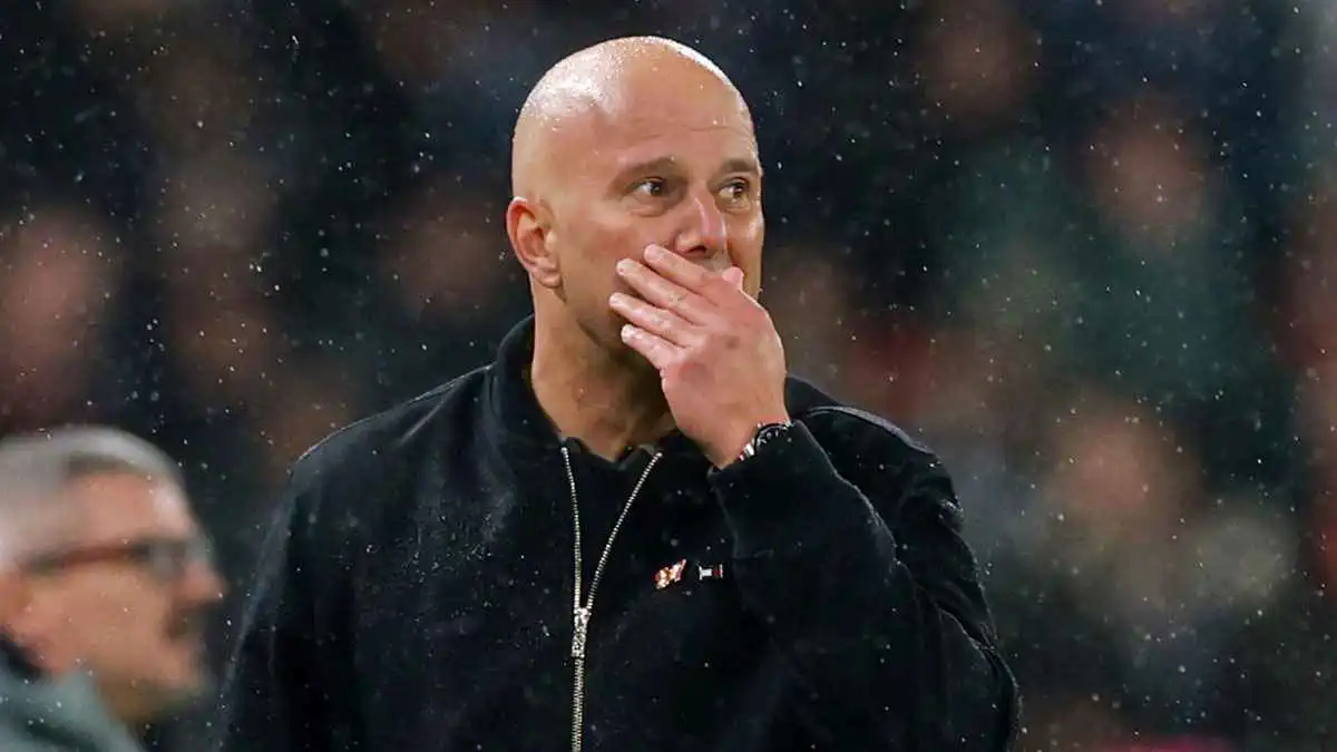 رحل عن فريقه رسميًّا.. مرشح قوي لخلافة سلوت في ليفربول