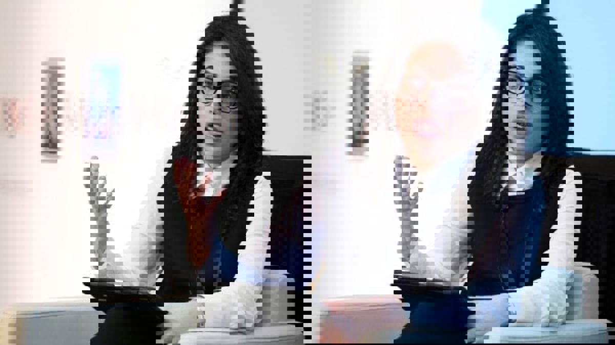 من هي الشيهانة العزاز التي أصبحت أول سعودية تشغل منصب نائب أمين مجلس الوزراء؟