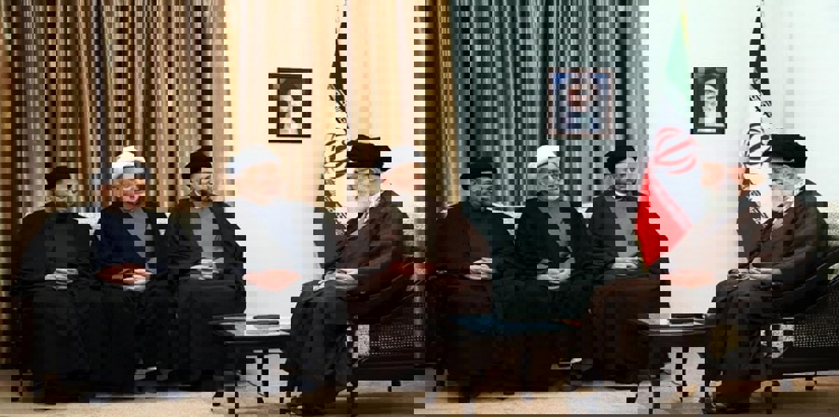 خامنئي يحذّر شيعة العراق من أمريكا.. ويصف الحشد الشعبي بـ"ثروة عظيمة" (صور)