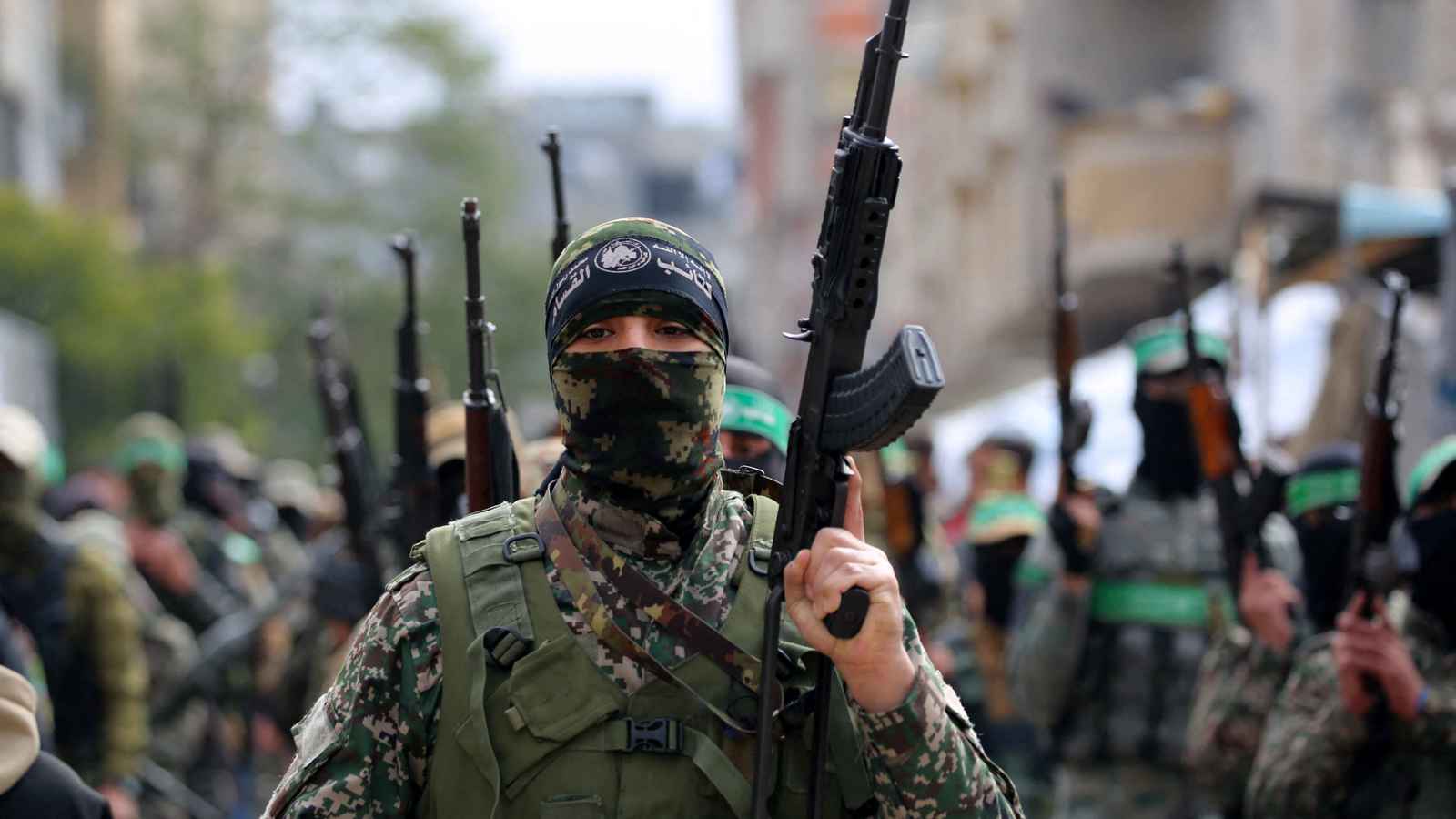 لوَّحت باستئناف الحرب.. تل أبيب تحذر من "التفاف" مستشاري ترامب على نزع سلاح حماس