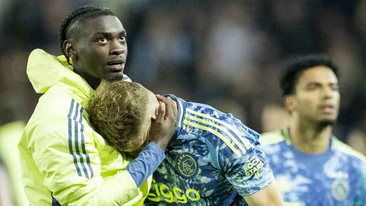 سيناريو مجنون.. أياكس يتعرض لانتكاسة غريبة تفقده صدارة الدوري الهولندي