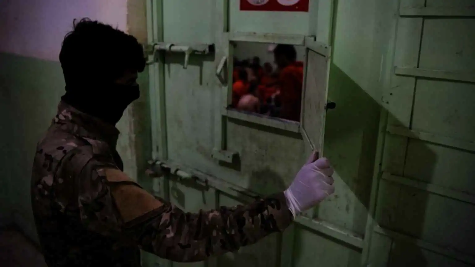 "الإدارة الذاتية" تحذر من خطر يحيط بسجن داعش في الرقة السورية