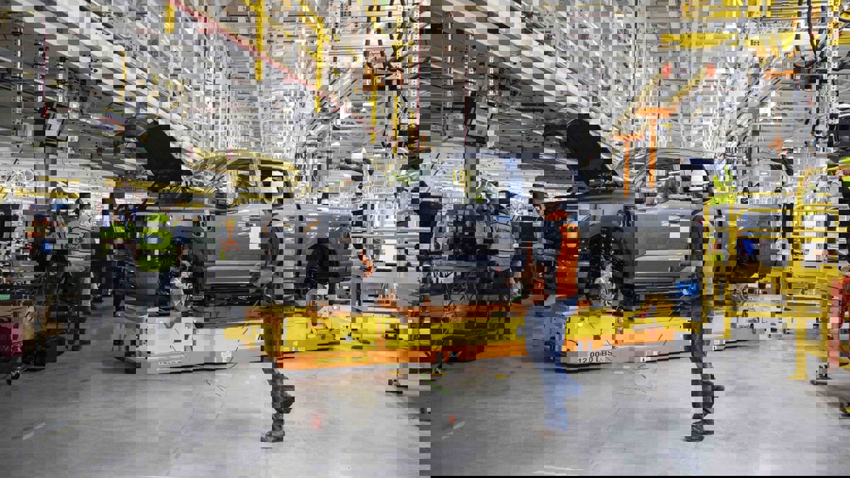 بلومبيرغ: أمريكا تستسلم لتحدي صناعة السيارات الكهربائية