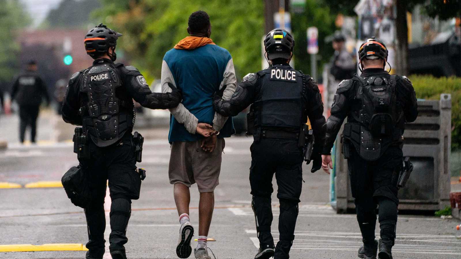 انتهاء العمل بمرسوم ترامب بشأن واشنطن عند منتصف الليل