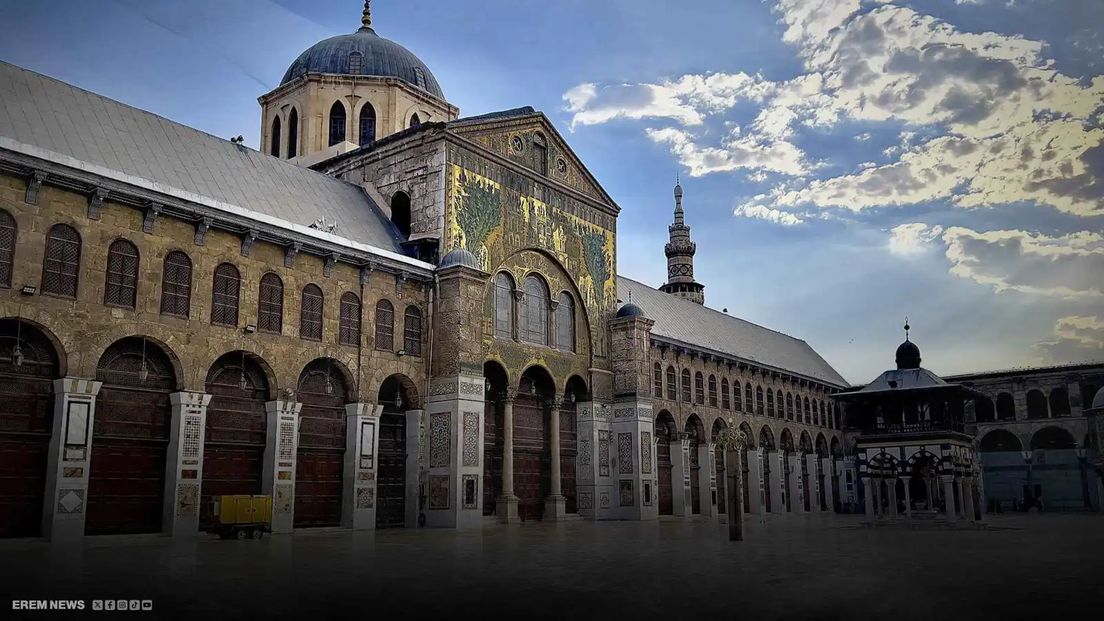 سيارة بالمسجد الأموي تثير الغضب