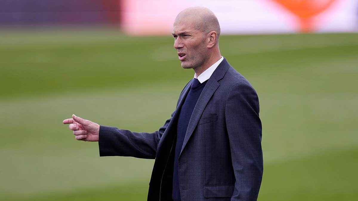 ظهور مفاجئ لزيدان في خسارة ريال مدريد أمام ميلان (فيديو)