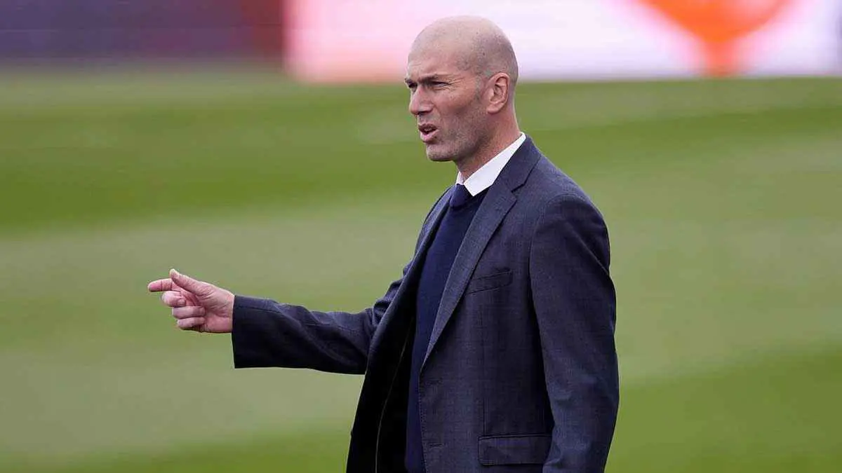 ظهور مفاجئ لزيدان في خسارة ريال مدريد أمام ميلان (فيديو)