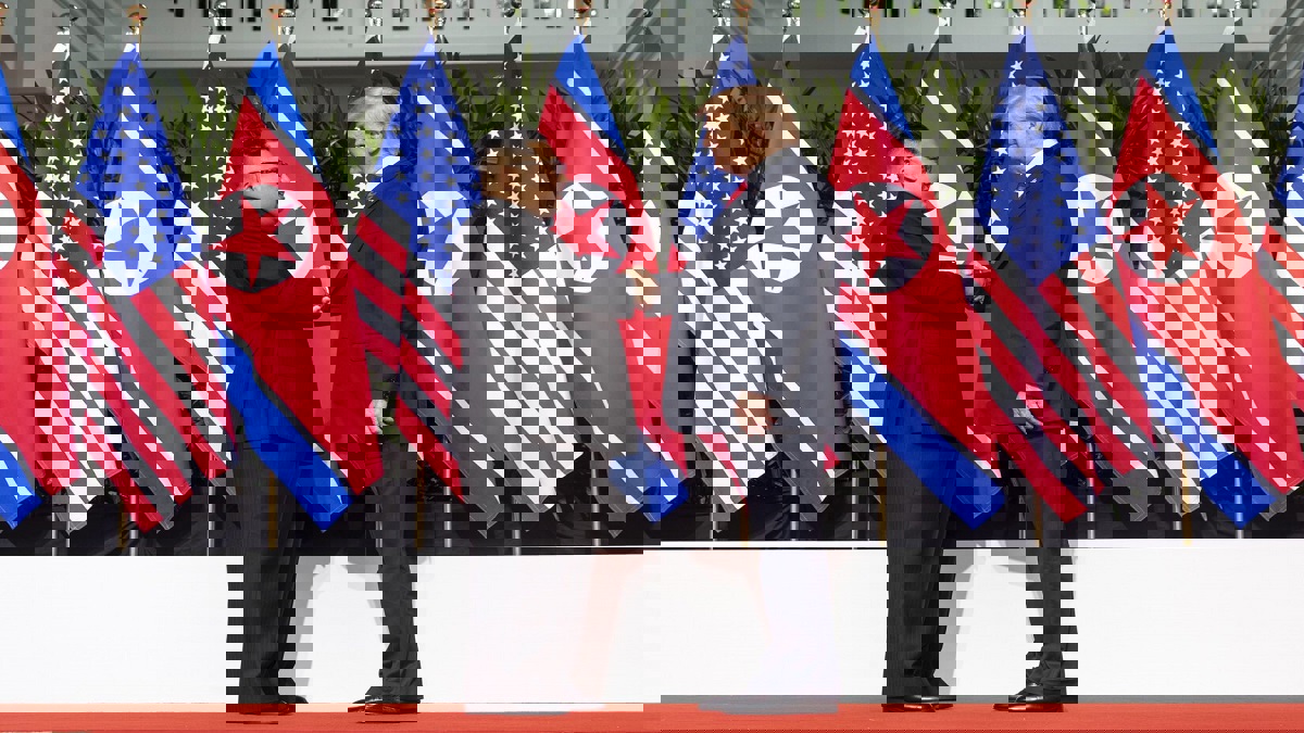 السكرتيرة الصحفية للبيت الأبيض تخوض عراكًا في كوريا الشمالية (صور)