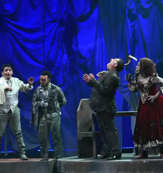 مشهد من مسرحية "من زاوية أخرى"