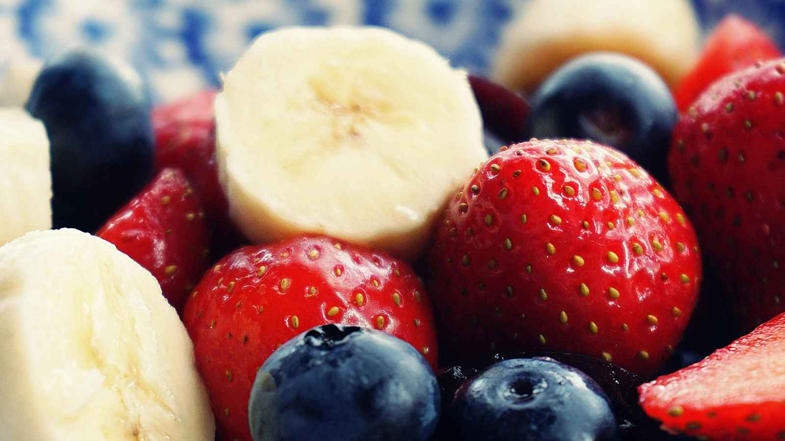 كيف يؤثر الموز على فوائد عصير التوت؟