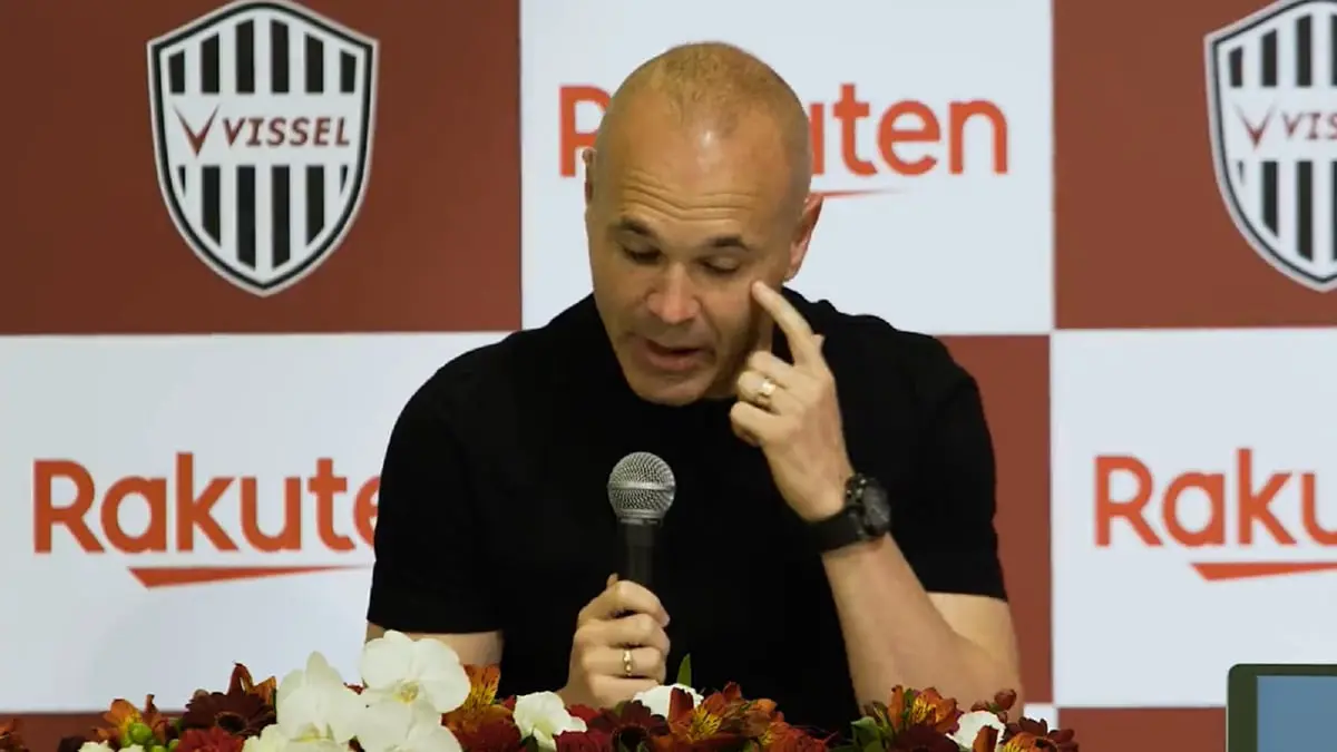 بكاء إنييستا خلال إعلان الرحيل عن فيسل كوبي (فيديو)