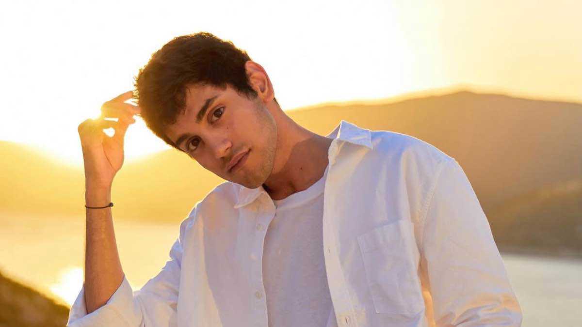 ممثل تركي شاب يصارع الموت إثر سقوط شجرة عليه (فيديو)