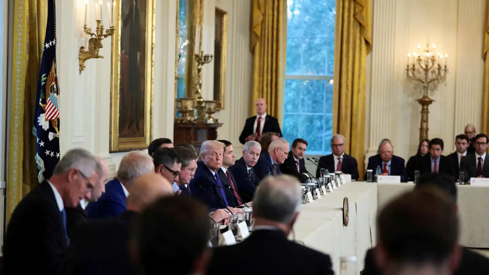 ترامب يبدأ مباحثات تقسيم "كعكة النفط" الفنزويلية على الشركات (فيديو)