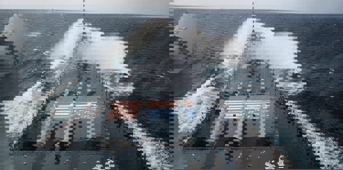 حاملة الطائرات الأمريكية "ثيودور روزفلت" ترسو بميناء جبل علي الإماراتي (صور)