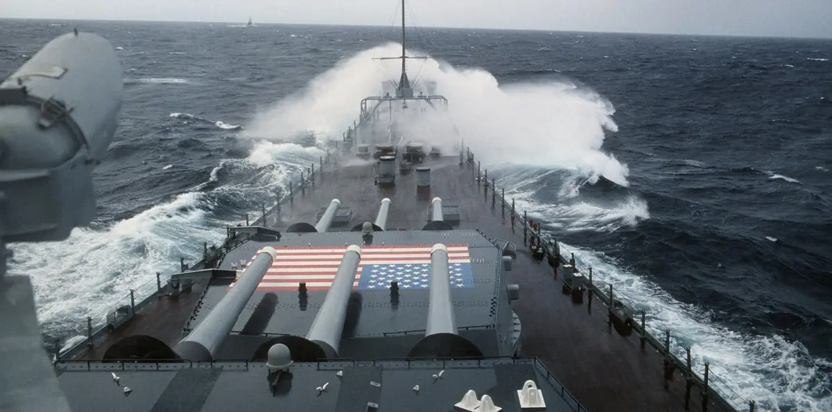 حاملة الطائرات الأمريكية "ثيودور روزفلت" ترسو بميناء جبل علي الإماراتي (صور)