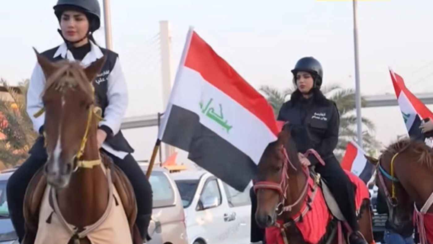 فارسات يعبرن بخيولهنّ وسط البصرة في مشهد فريد