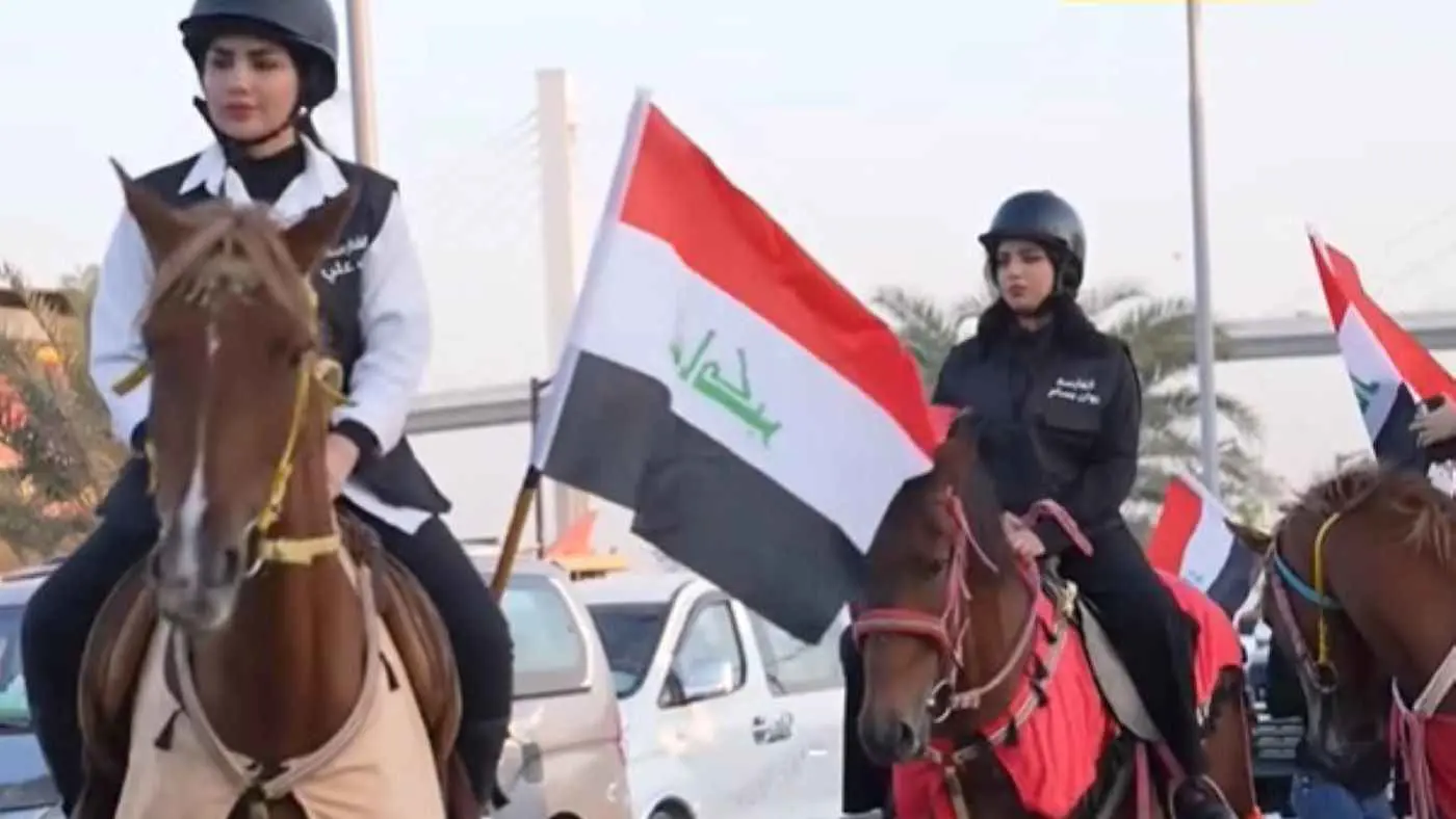 فارسات يعبرن بخيولهنّ وسط البصرة في مشهد فريد