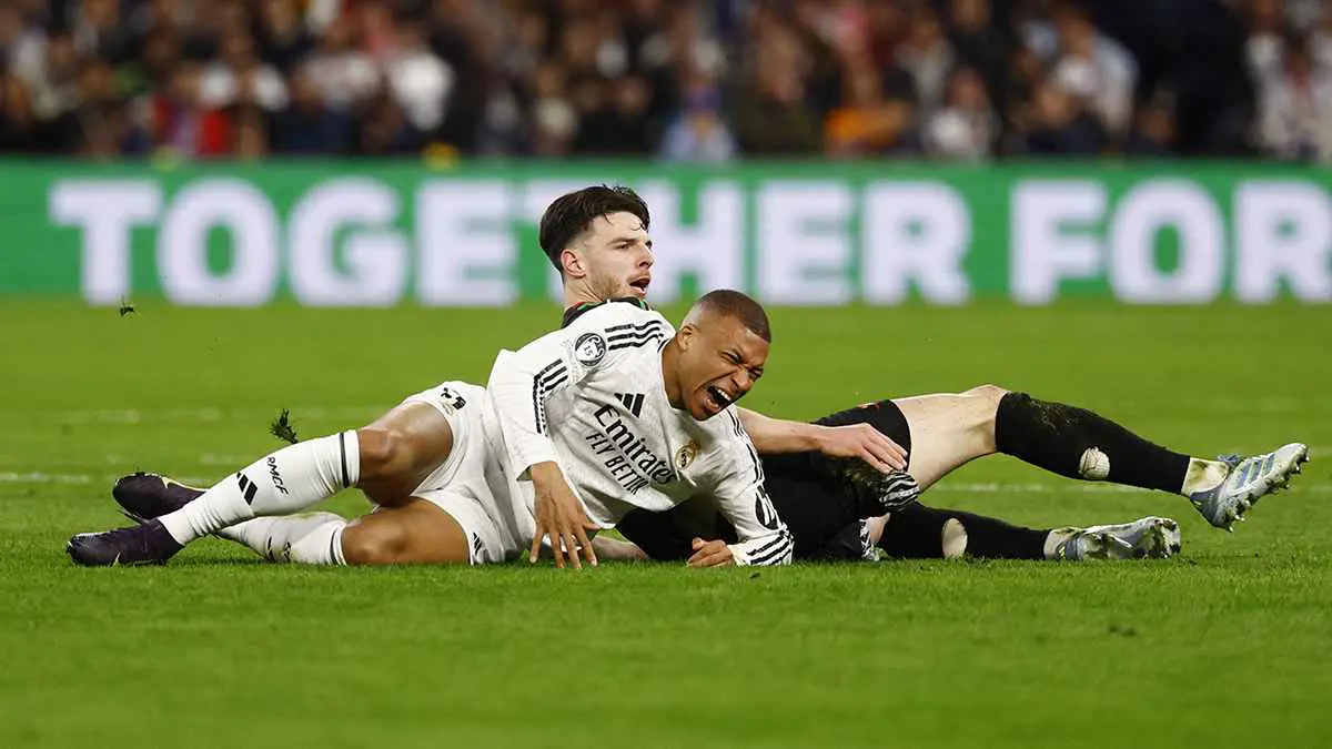 بعد خروجه مصابا.. موقف مبابي من مباراة برشلونة في كأس الملك