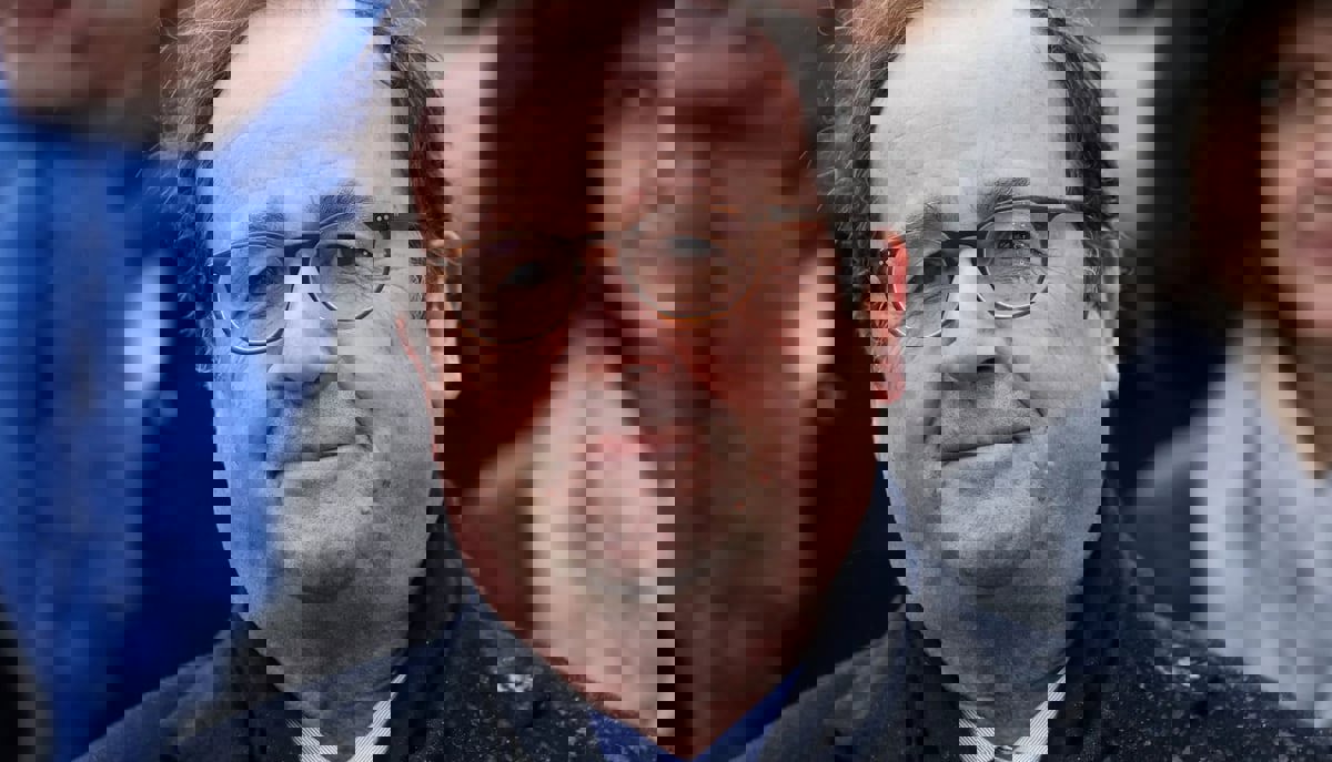 هولاند يظفر بالمركز الأول في الانتخابات ويعبّد طريقه إلى الإليزيه 