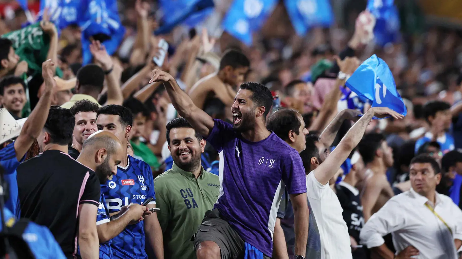 مفاجأة.. جمهور الهلال يرفع قميص رونالدو أمام مانشستر سيتي (صورة)