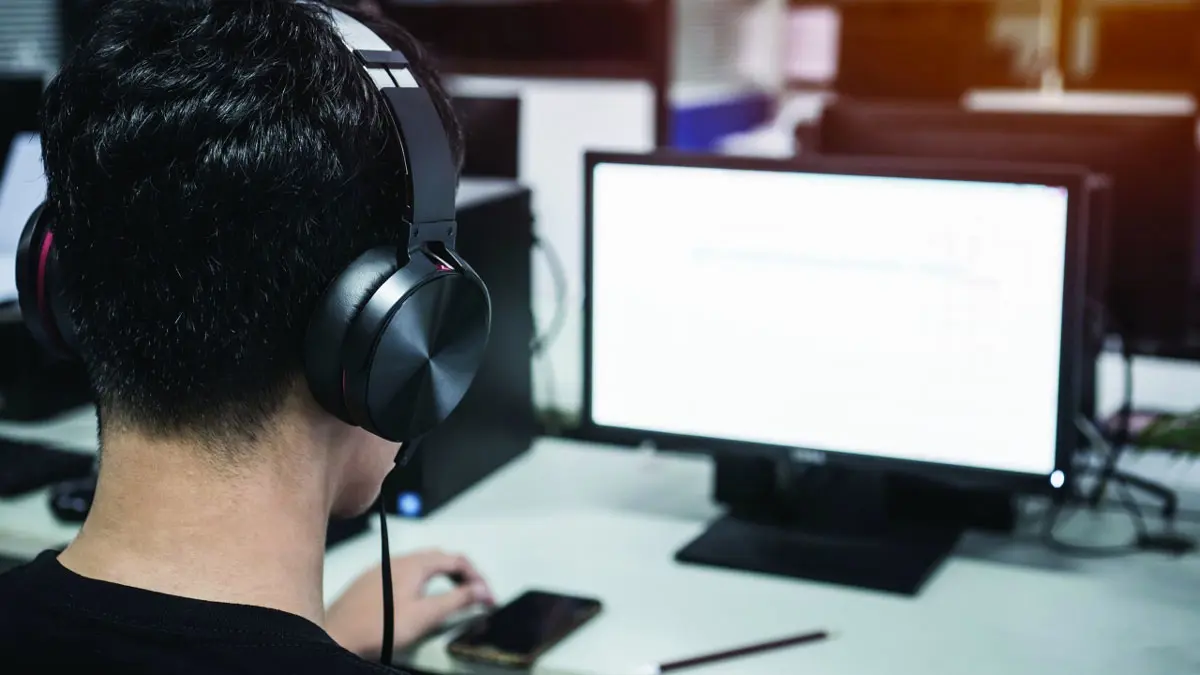 الكويت.. شاب يقتحم حصة "أونلاين" معلنا حبه لطالبة