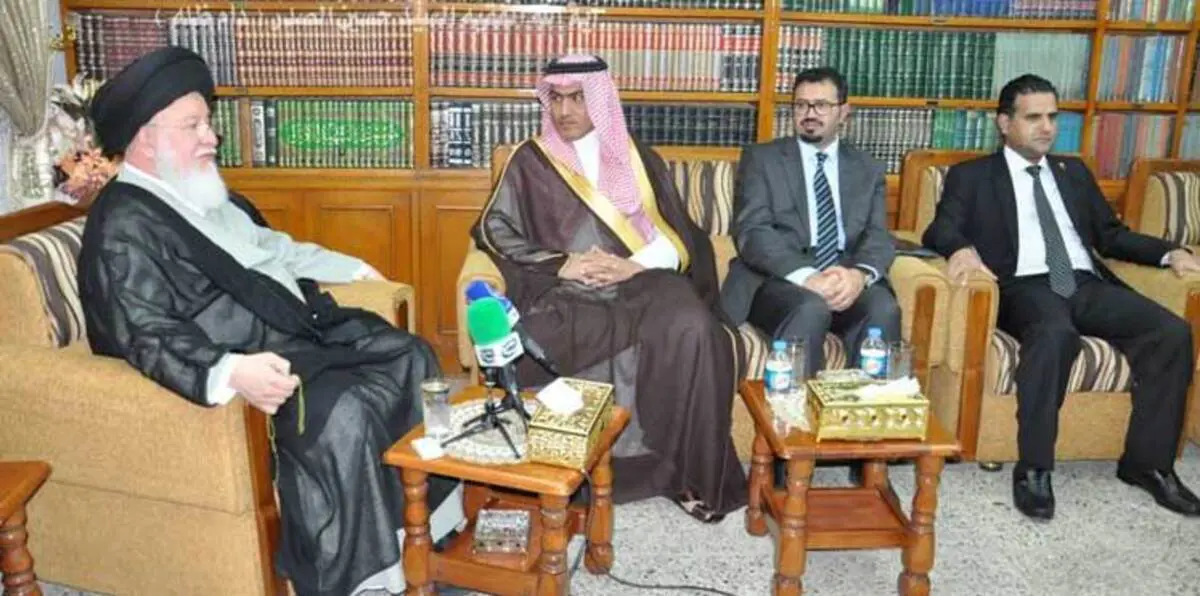 السفير السعودي في العراق يتبادل الهدايا مع المرجع الصدر