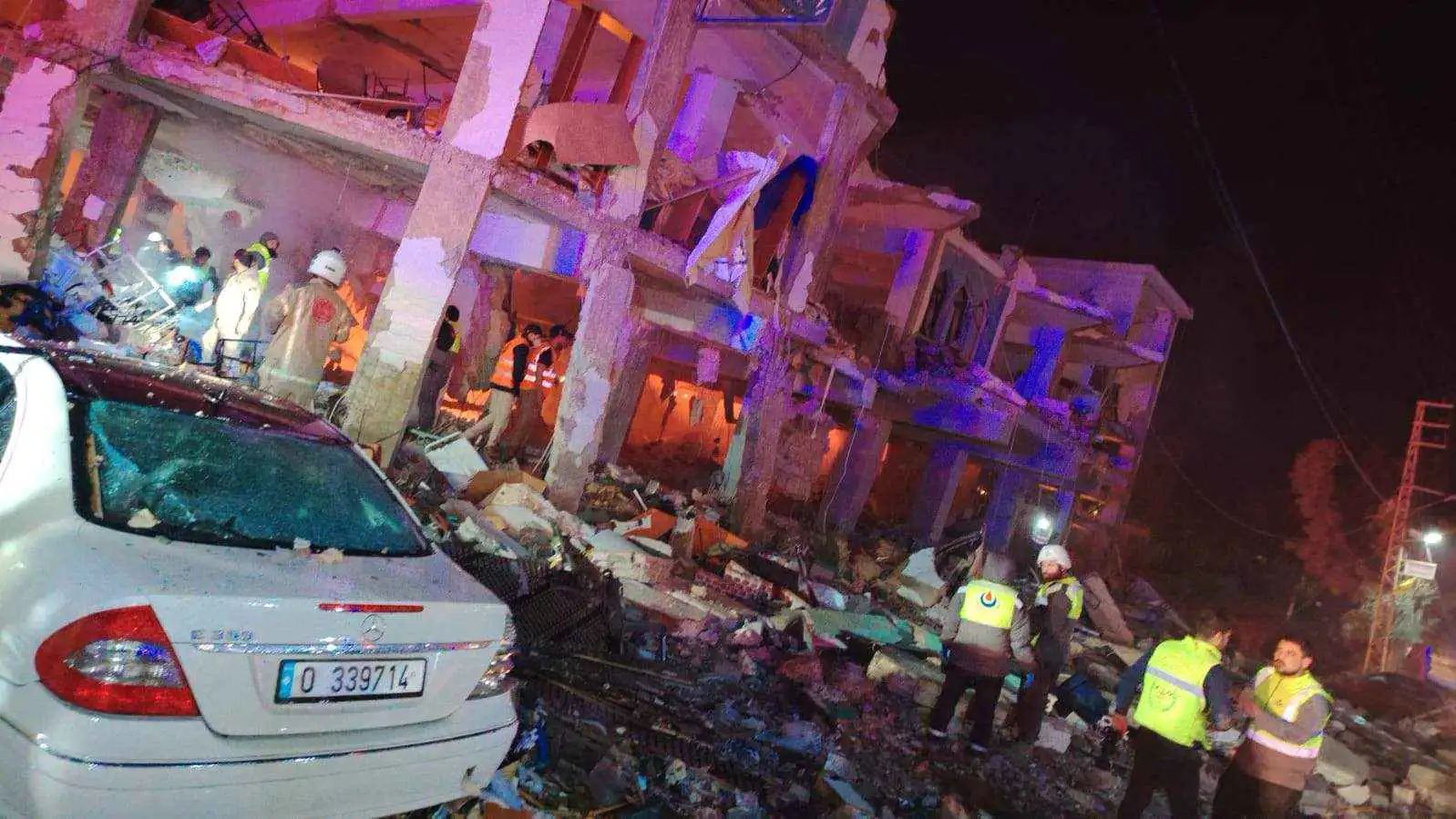 مقتل 12 كادراً طبياً بغارة إسرائيلية عنيفة على جنوب لبنان (فيديو)