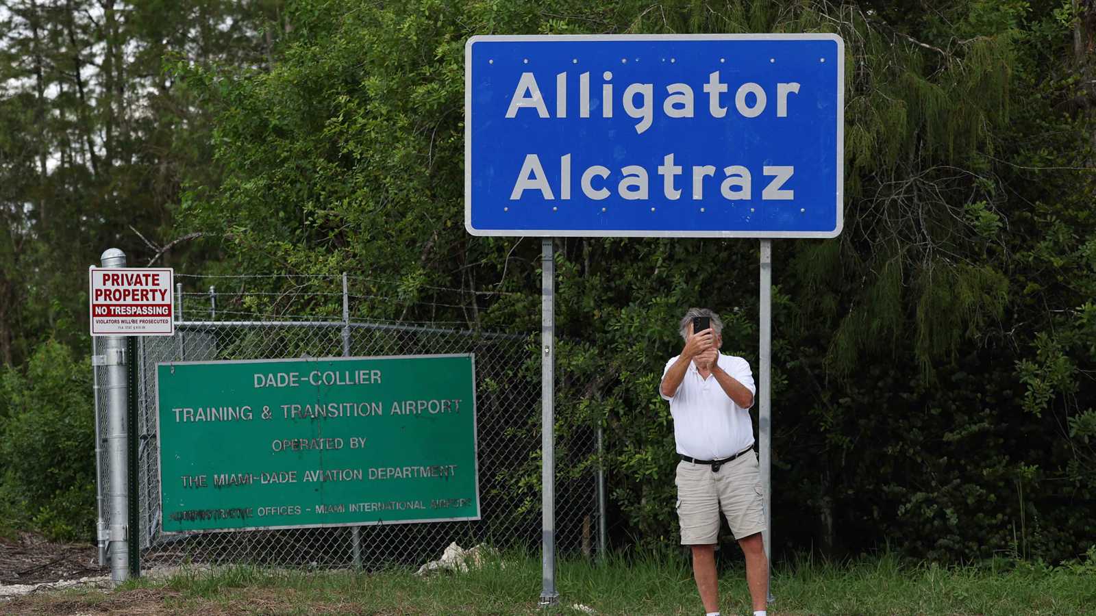 إخلاء مركز "ألكاتراز التمساح" للمهاجرين في فلوريدا وسط جدل قضائي