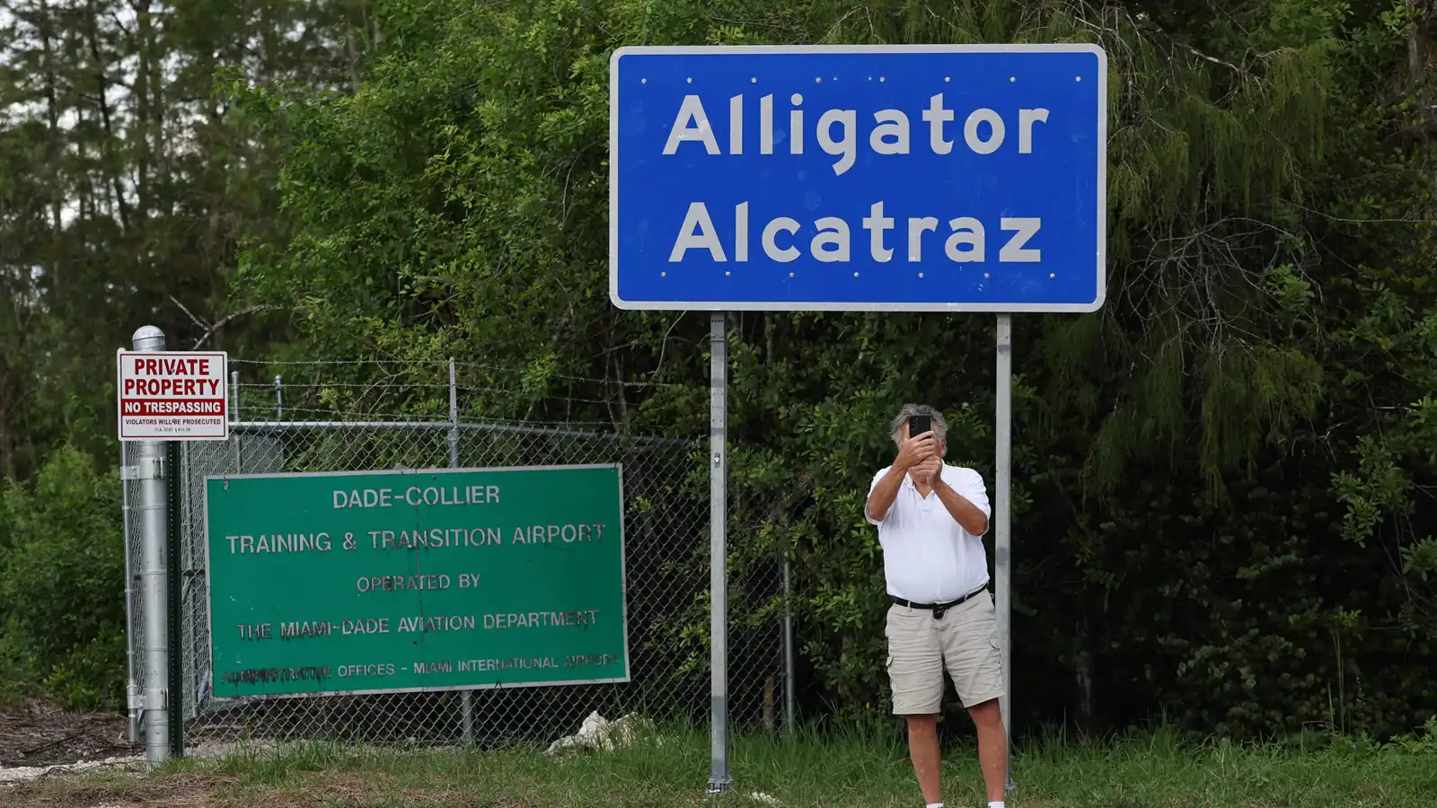 إخلاء مركز "ألكاتراز التمساح" للمهاجرين في فلوريدا وسط جدل قضائي