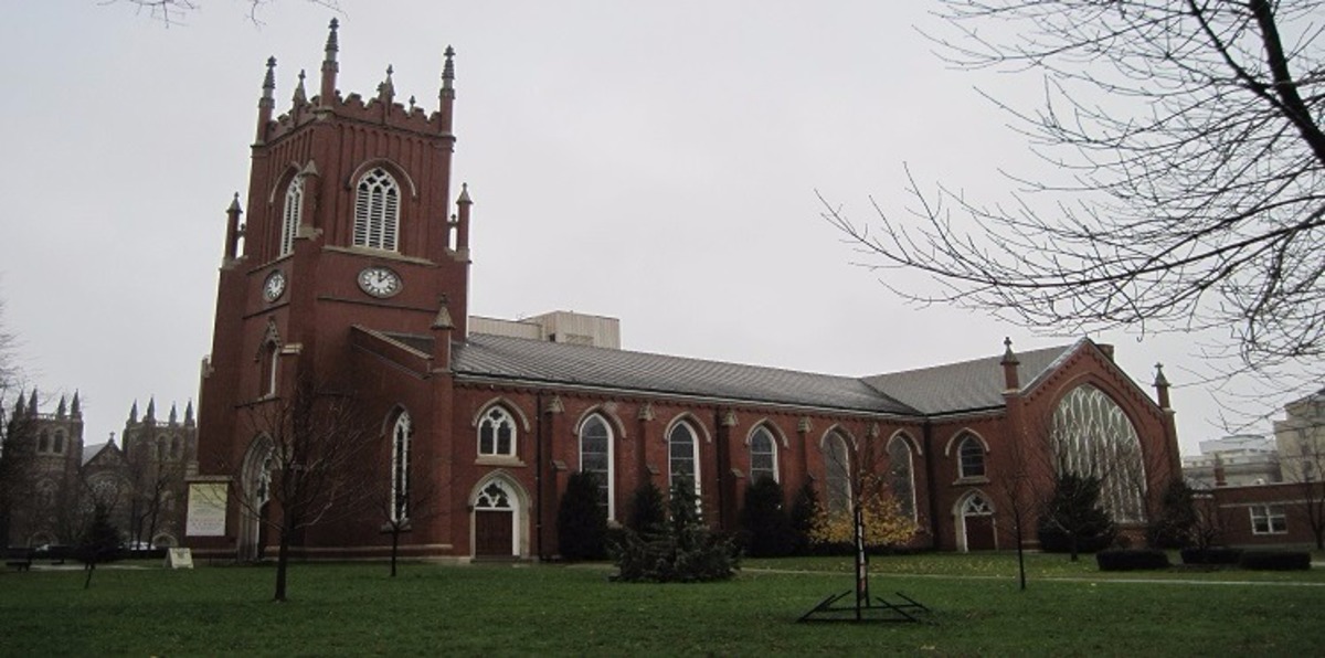 بريطانيا.. الكنيسة تمنع الكهنة من ارتداء الملابس الضيقة