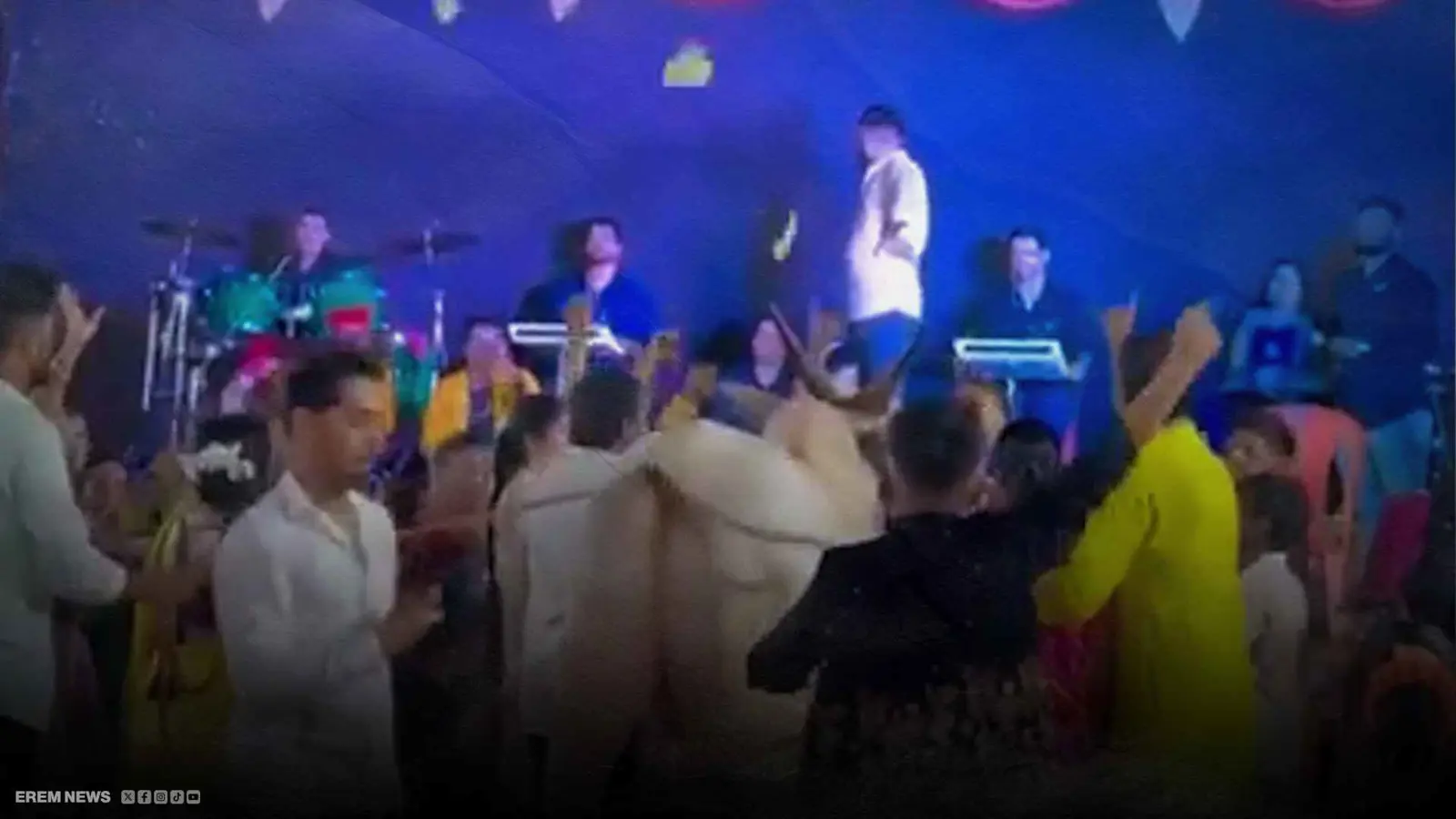 ثور مذعور يفسد حفل زفاف بالهند (فيديو إرم)