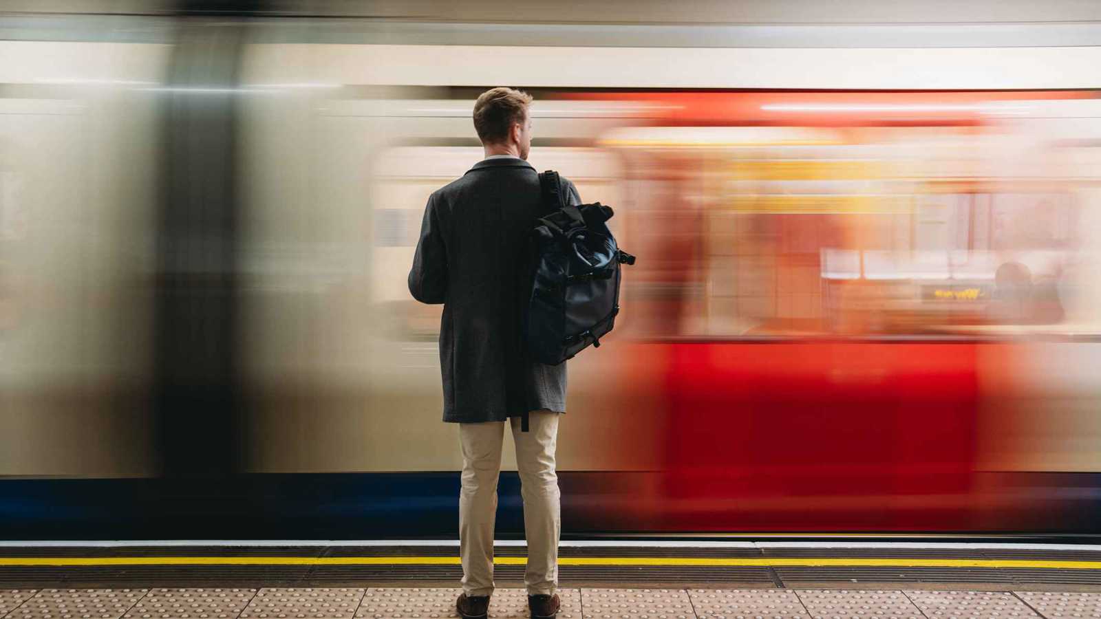 نجاة راكب بأعجوبة بعد تعلقه بقطار فائق السرعة لأجل سيجارة