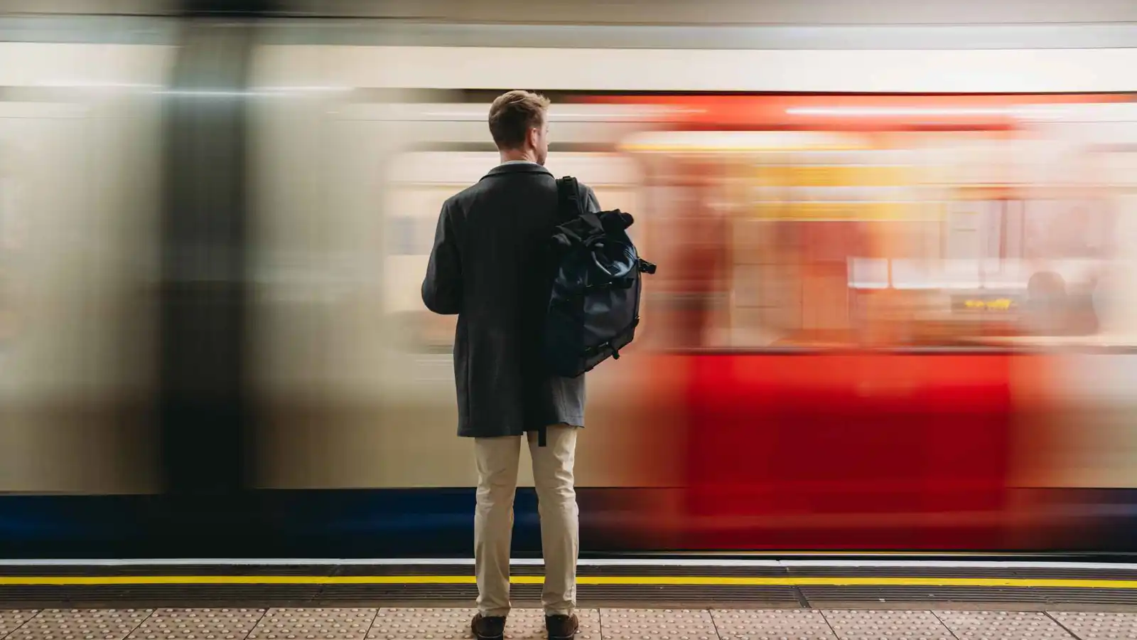 نجاة راكب بأعجوبة بعد تعلقه بقطار فائق السرعة لأجل سيجارة