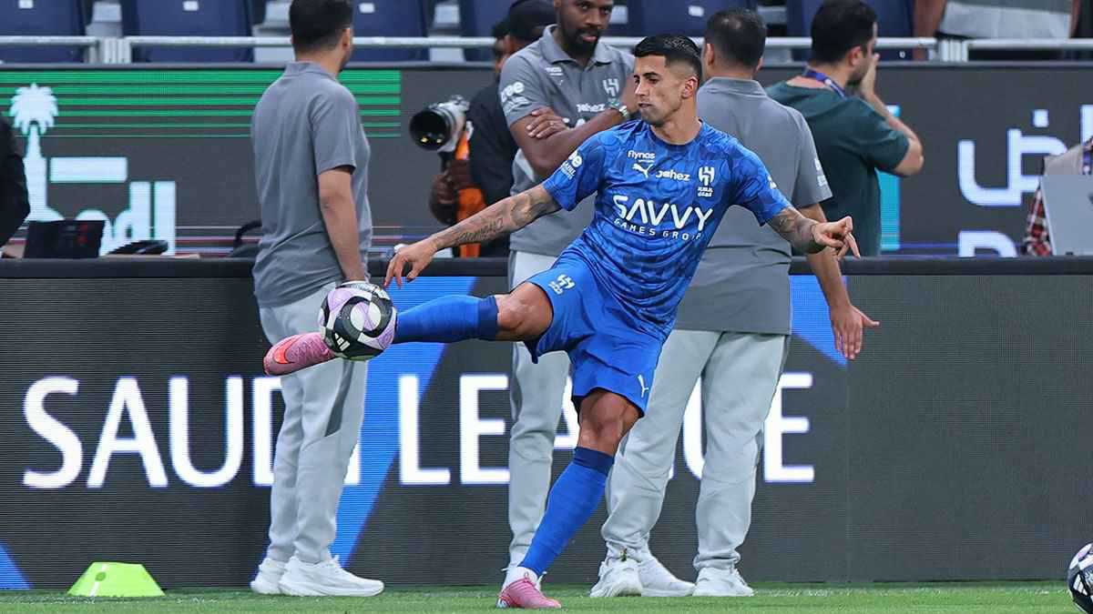 بعد تألقه اللافت.. الهلال السعودي يكافئ كانسيلو