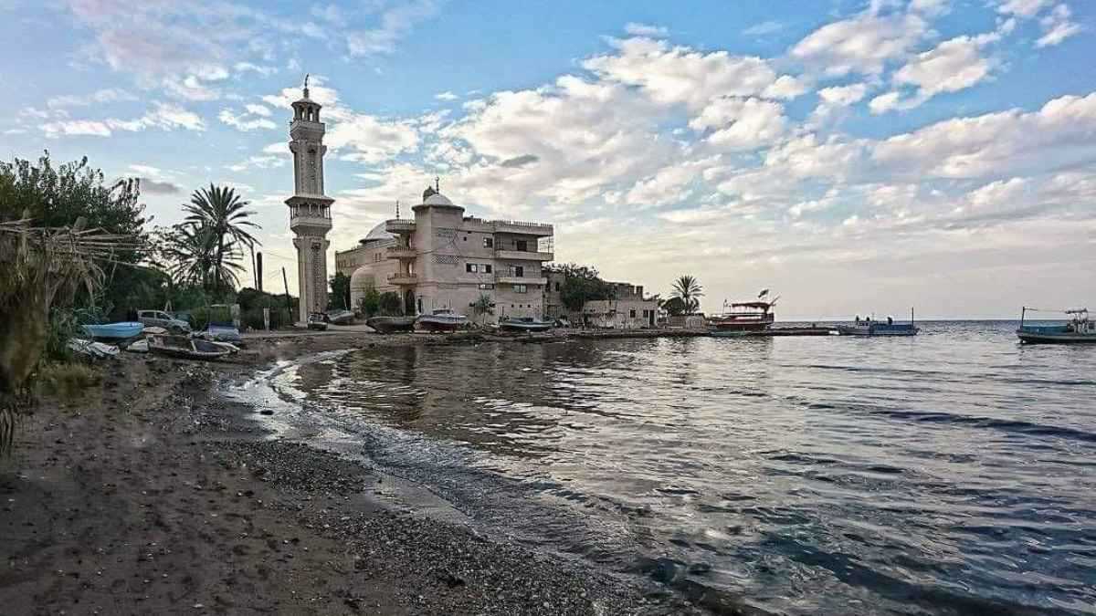 في حضرة البحر والتاريخ.. حكاية مسجد الإمام المسعود ابن هانئ (صور)